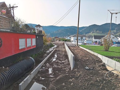 Am Wirtshaus am Dorfbach entlang wird der Hochwasserschutz ausgebaut. Foto: Störr Foto: Schwarzwälder Bote