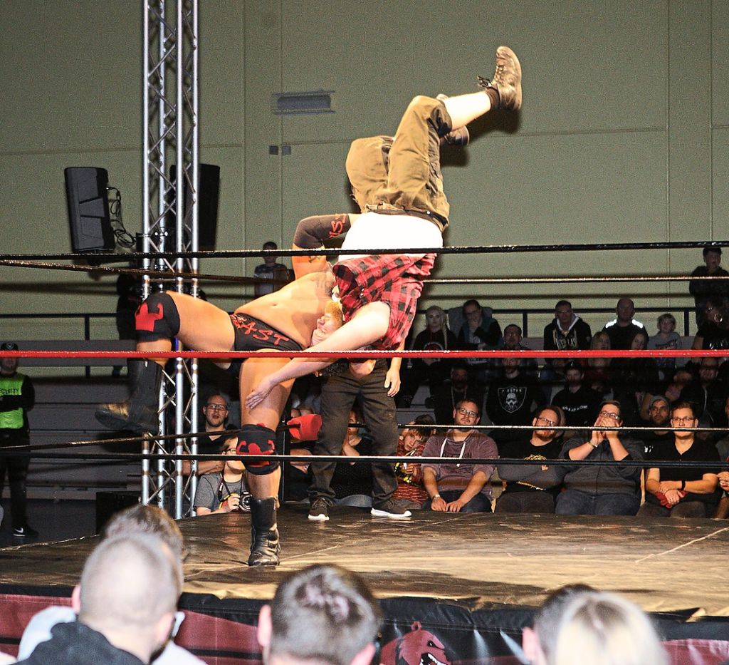 Im Finalkampf traf Titelverteidiger Randy Lumberjack (im karierten Hemd) auf Drake Destroy. Foto: Schwarzwälder Bote