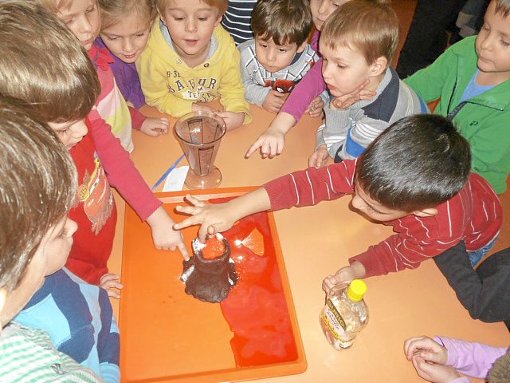 Beim Forschen haben die Kinder auf dem Mittleren Steinberg mächtig Spaß.  Foto: Kindergarten Foto: Schwarzwälder-Bote