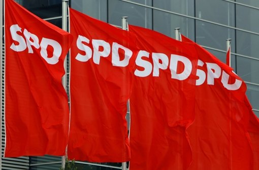 Randalierer haben bei einer nicht angemeldeten Demonstration in Frankfurt am Main Scheiben der SPD-Geschäftsstelle zerstört.  Foto: dpa