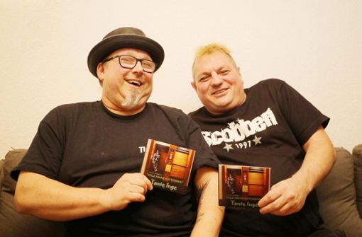 Bassist und Cover-Girl Ingo Hoss (links) präsentiert zusammen mit Frontmann Christian Jente Heinrichs das neue Album der Horber Punkrocker Tante Inge. Foto: Wagner