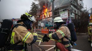 Gebäude steht in Flammen - ein Todesfall bestätigt