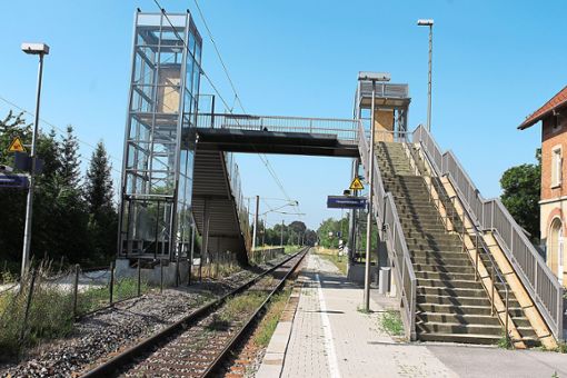 Die Aufzugskabinen fehlen zwar noch, aber die Türme am Ergenzinger Bahnhof sind nun aufgebaut. Foto: Ranft Foto: Schwarzwälder Bote