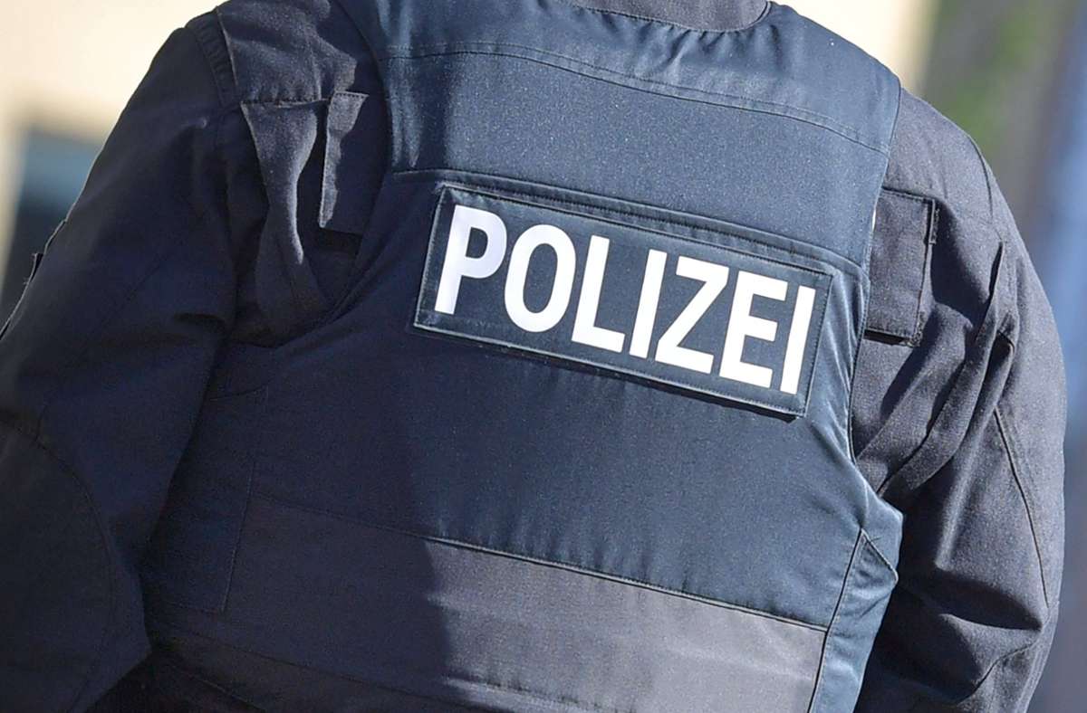 Nördlingen  in Bayern: Sohn bedroht Mutter mit Messer – Frau springt aus Fenster