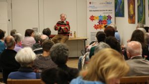 Eike Buchmann hält vor interessiertem Publikum einen Vortrag zum Thema Gelassenheit. Foto: Renate Zährl