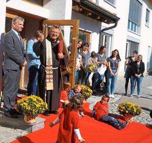 Mit einem großen Fest und Tag der offenen Tür wurde der Kindergartenneubau in Rötenbach eingeweiht, links Bürgermeister Josef Matt und Pater Marian.  Foto: Bächle Foto: Schwarzwälder Bote
