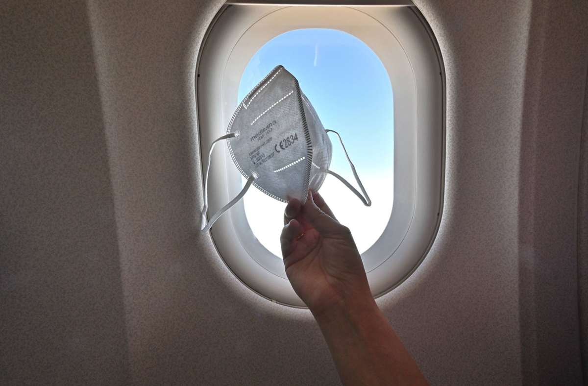Die Maskenpflicht in Flugzeugen fällt offenbar. (Symbolbild) Foto: IMAGO/Rolf Poss/IMAGO/Rolf Poss