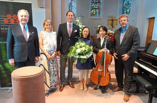 Hermann, Britta und Hannes Bareiss, die Künstler Naoko Sonoda und Haruma Sato sowie Intendant Mark Mast (von links) freuten sich über ein gelungenes Konzert. Foto: Braun