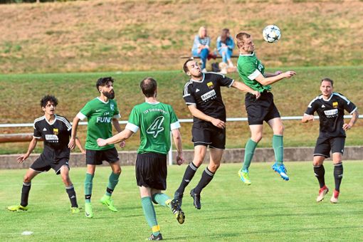 Der TSV   Simmersfeld (grüne Trikots/am Ball) feierten beim 2:0 gegen den TSV Wildberg den ersten Sieg.  Foto: Wasserbauer Foto: Schwarzwälder Bote