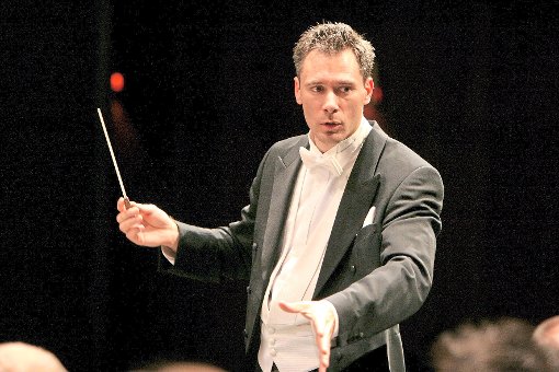 Der Kanadier Charles Olivieri-Munroe  dirigiert die Stuttgarter Philharmoniker bei ihrem Gastspiel in Alpirsbach. Foto: Veranstalter Foto: Schwarzwälder-Bote