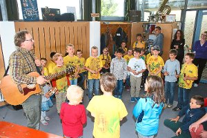 Peter Stelzl betreut seit Jahren die Musikwerkstatt und präsentiert sich hier mit den Grundschulkindern    Foto: Limberger Foto: Schwarzwälder-Bote