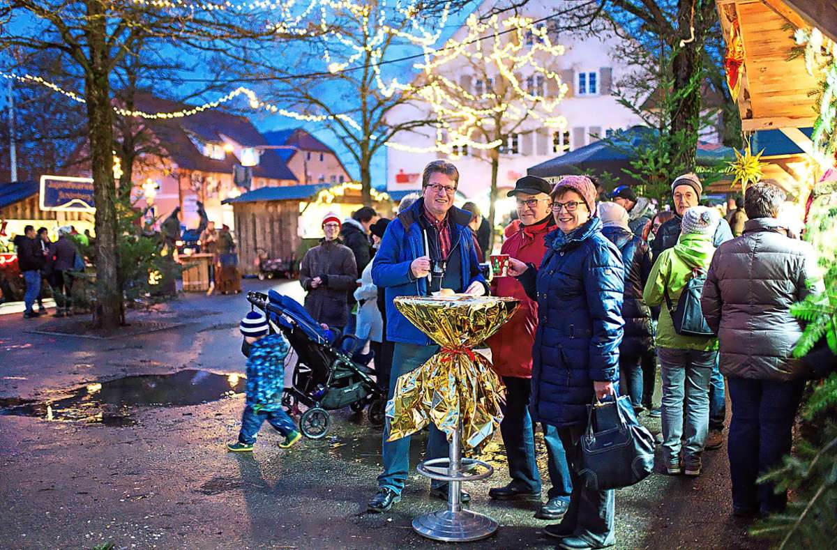Glühwein und Waffeln: Das Schömberger Weihnachtsdorf lädt an diesem Samstag zum Verweilen auf dem Vorplatz der Zehntscheuer ein. Foto: Irion