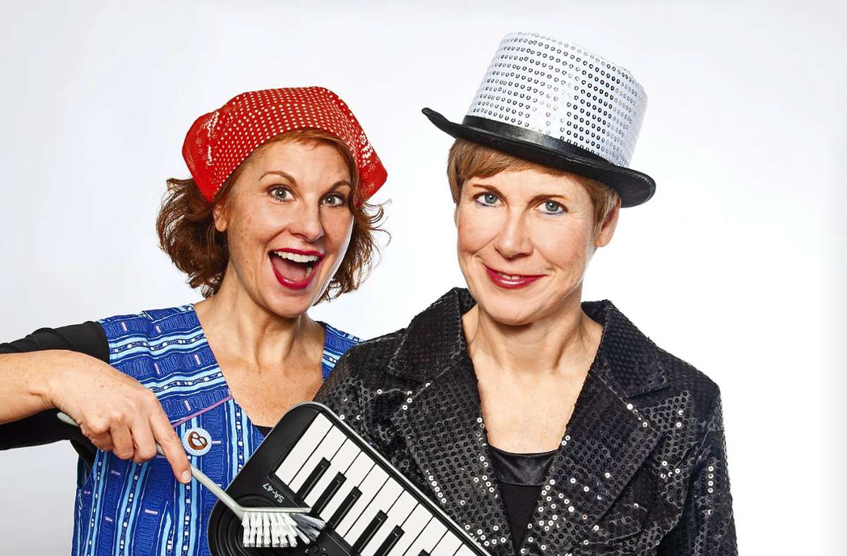 Sie machen am Samstag, 11. März, den Anfang und versprechen ein vergnügliches Kabarettprogramm: Elisabeth Kabatek (rechts) und Ilona Nowak. Foto: Tanja Isecke