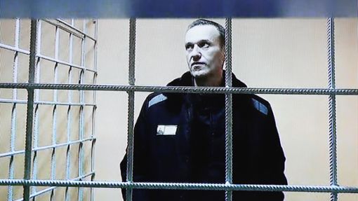 Dezember 2021:    Während einer Gerichtsverhandlung wird  Nawalny  per Video aus dem Gefängnis zugeschaltet Foto: dpa/Evgeny Feldman