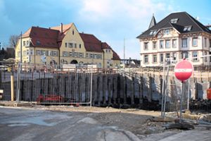 Eine riesige Baugrube: Am Balinger Bahnhof entsteht der neue Württemberger Hof. Als Ankermieter steht die Drogeriemarktkette dm fest.  Foto: Maier