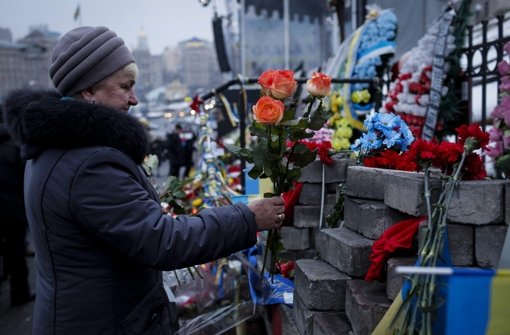 Tausende Ukrainer haben am Freitagabend in Kiew der Opfer blutiger Massenproteste vor einem Jahr gedacht. Foto: dpa