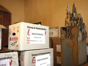 Die Kisten und Kartons haben wieder für fünf Jahre ausgedient, die große Wahlschlacht ist geschlagen.  Foto: Nädele
