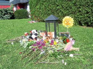 In den Tagen  nach der Tat im September 2017 werden Blumen und Kuscheltiere am Tatort niedergelegt. Bei der Staatsanwaltschaft ist man noch immer mit den Geschehnissen im Vorfeld der Tat befasst. Foto: Archiv: Otto
