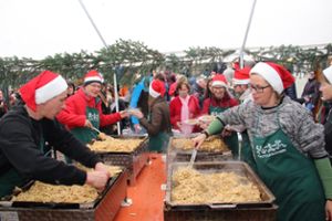 Das vielseitige Angebot der mehr als 100 Stände hat auch dieses Jahr zahlreiche Besucher auf den Weihnachtsmarkt nach Bisingen gelockt. Foto: Wahl