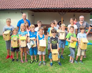 Stolz wurden von den Teilnehmern des Ferienprogramms  die Nistkästen präsentiert.  Foto: Verein Foto: Schwarzwälder-Bote