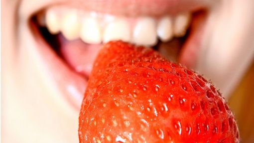 Wenn die Erdbeeren in der Ottenbronner Ortsmitte reif sind, darf jeder davon pflücken und naschen. Foto: © Margarita Borodina - stock.adobe.com/Margarita Borodina