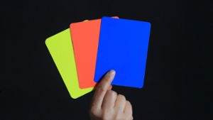 Mit der Blauen Karte soll gegen Spieler eine Zeitstrafe verhängt werden. Foto: Jens Wolf/dpa