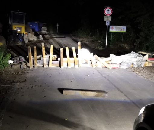 Mit Baumaterial von einer angrenzenden Baustelle wurde der Buchbrunnenweg in Wallbach (Kreis Waldshut) komplett blockiert. Foto: Polizeipräsidium Freiburg