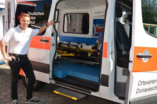 Beim Tag der offenen Tür des DRK Donaueschingen  zeigt Bereitschaftsleiter Moritz Werner einen der Krankenwagen, die tagtäglich im Einsatz sind. Foto: Naemi Foto: Schwarzwälder-Bote