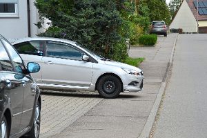 Wenn wie hier in Deißlingen ein Auto den Gehweg versperrt, haben es Passanten, vor allem  mit Rollstuhl oder Kinderwagen, schwer. Foto: Reinhardt
