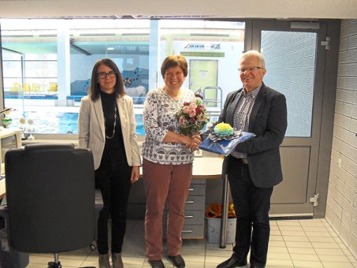 Glückwunsch: Ingrid Ege (Mitte) erhält von Manuela Friedrich und Gerhard Reiner Blumen.  Foto: Privat Foto: Schwarzwälder Bote