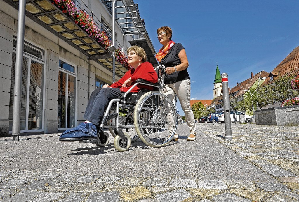 Rita Häßler (rechts) und ihre Schwester Klara Vetter freuen sich über den neuen, ebenen und behindertengerechten Gehweg in der Hüfinger Hauptstraße.  Foto: Sigwart