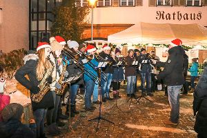 Eine Abordnung des Musikvereins  Ebhausen musizierte auf dem   Marktplatz direkt vor dem     Rathaus in Ebhausen. Foto: Geisel Foto: Schwarzwälder-Bote