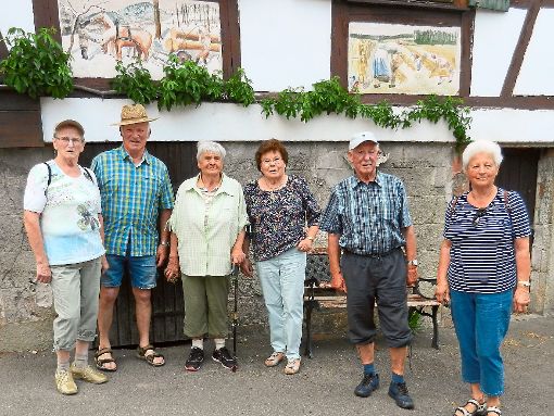 Ein Teil der Gruppe vor dem ältesten Haus in Oberkollbach aus dem Jahr 1612. Foto: Buck Foto: Schwarzwälder-Bote