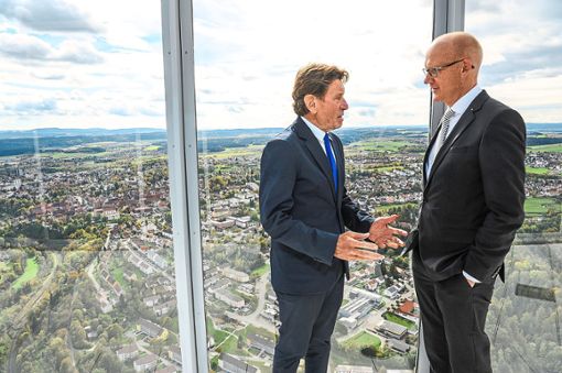 Helmut Jahn (links) bei der Einweihung des Testturms 2017 im Gespräch mit Rottweils Oberbürgermeister Ralf Broß auf der Aussichtsplattform in 232 Metern Höhe. Foto: Nädele