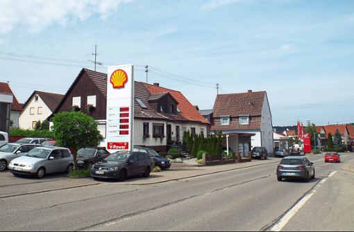 Erst ab dem Gebäude Vorstadtstraße 60 neben der Tankstelle, und nicht bereits ab der Ortseinfahrt von Balingen her, soll nach Meinung des Regierungspräsidiums in Geislingen künftig Tempo 30 gelten. Foto: Schnurr