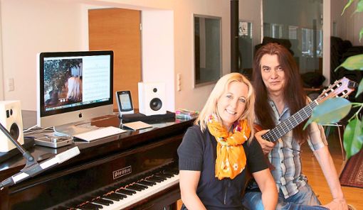Anja und Alexander Virág tüftelten in ihrer Musikschule AWA an kreativen Wegen und stellten den kompletten Unterricht auf Skype um.Foto: Rennig Foto: Schwarzwälder Bote