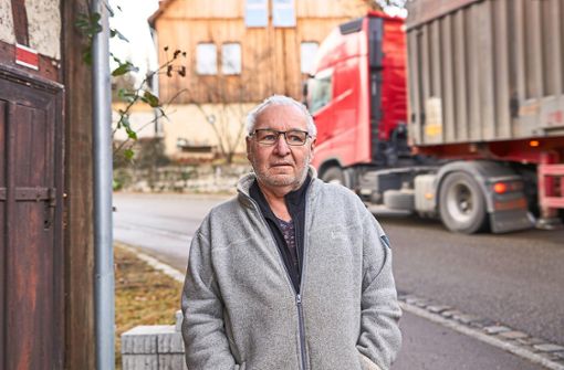 Jürgen S. aus Rexingen sieht den Lkw-Verkehr vor seiner Haustür als Gefahr. Foto: Lück