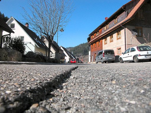 Viele Straßen in Nußbach sind sanierungsbedürftig. Alle können nächstes Jahr nicht erneuert werden. Foto: Kommert Foto: Schwarzwälder-Bote