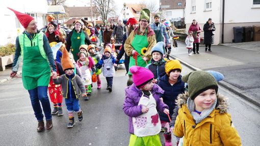 Eine Zwergenparade zieht am Rosenmontag mit durch Harthausen: Die Kindergartenkinder gaben ein drolliges Bild ab. Foto: Karl-Otto Gauggel