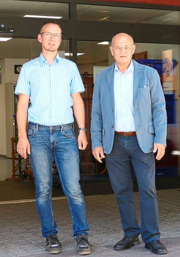 Marc Spies (links),  der neue Vorsitzende der Nachbarschaftshilfe Nagold,  und sein Vorgänger Bernd Schlanderer. Foto: Stadler Foto: Schwarzwälder Bote