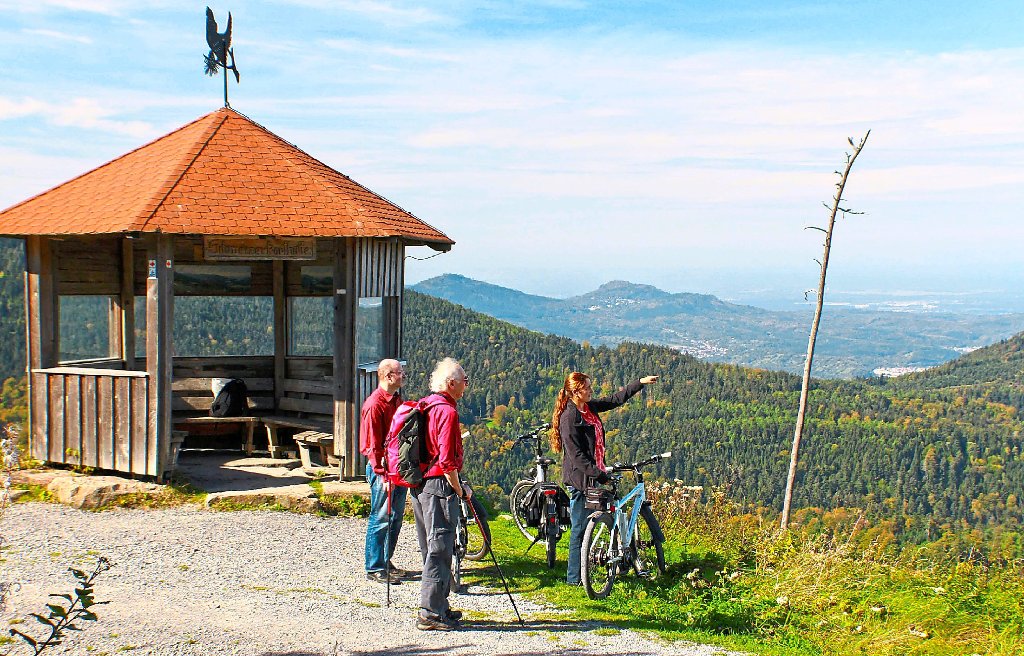 Ein beeindruckendes Panorama bei der E-Bike-Tour: Auch Wanderer Walter Binanzer aus Stuttgart (Mitte) bewundert  die Aussicht von der Schweizerkopfhütte. Foto: Mast