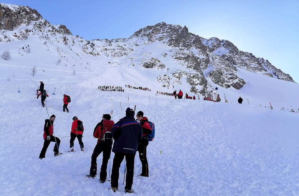 Rettungskräfte in Sölden – hier kamen fünf Skifahrer mit dem Leben davon. Foto: dpa/Zoom.Tirol