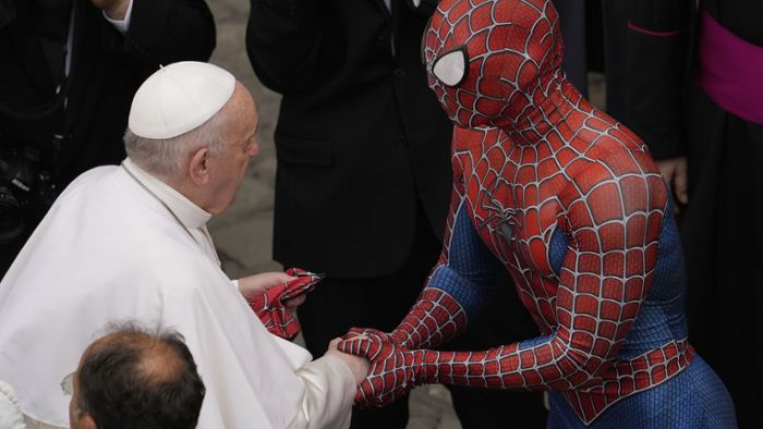 Der Papst reicht Spiderman die Hand