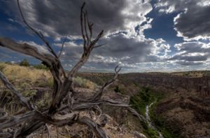 Wolken bedecken den Himmel entlang der Rio Grande Schlucht in der Nähe von Taos im nördlichen New Mexico (USA). Welche Folgen der Klimawandel hat, sehen Sie in unserer Bildergalerie. Foto: ZUMA Press Wire/dpa/Robin Loznak