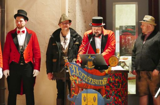 Die Narren der Winzelner Zunft entmachten Bürgermeister Rainer Betschner mit Unterstützung des Musikvereins. Foto: Stöhr