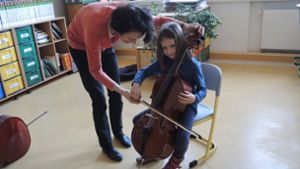 Die Siebenjährige Lieke probiert unter der Anleitung von Lehrerin  Ines Pasz das Cello aus. Foto: Kern