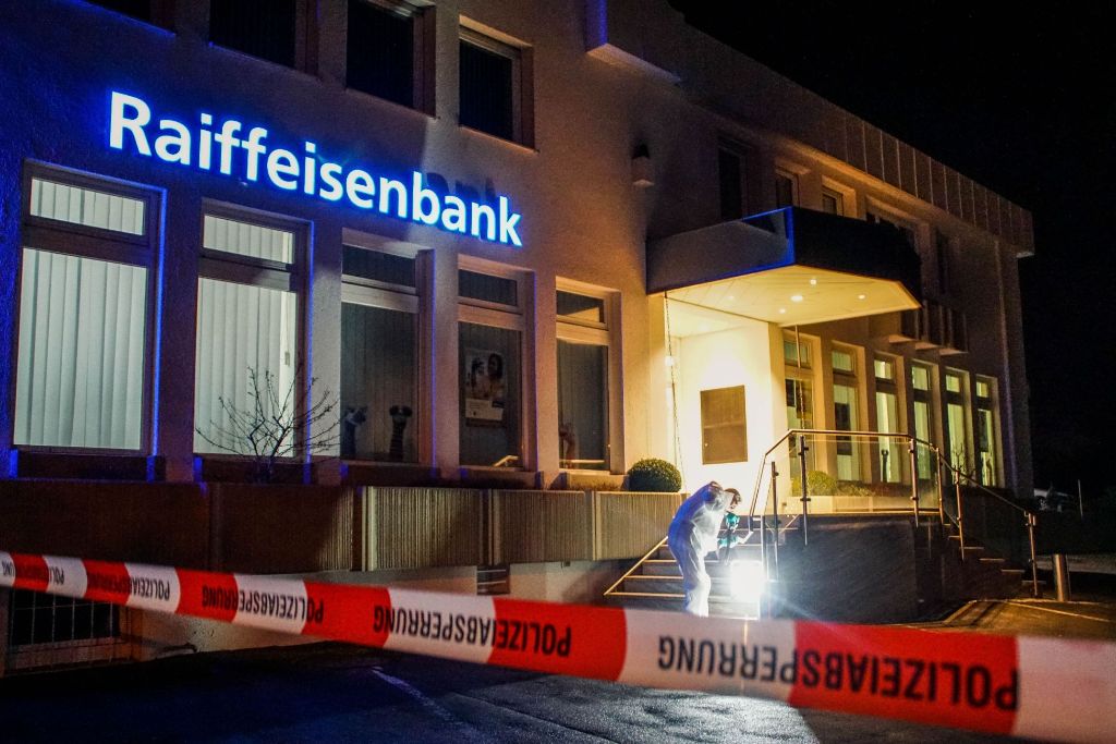 Nach dem Überfall war das Gelände um die Bank für Untersuchungen gesperrt.