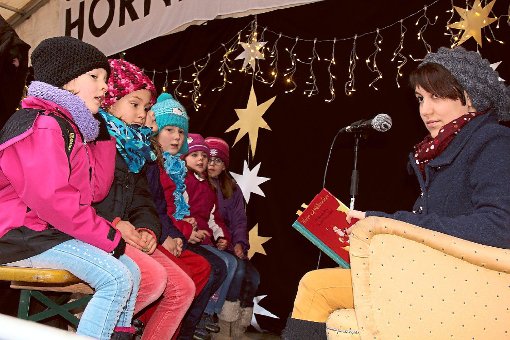 Kinder lauschen den Geschichten, die Julia Presti ihnen vorliest – und freuen sich auf den Nikolaus. Foto: Gebauer