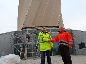Die Membran ist dran, das letzte Gerüst wird abgebaut:  Projektleiter Hardy Stimmer (links) ist fertig, Turmchef Michael Klein gratuliert. Foto: Otto