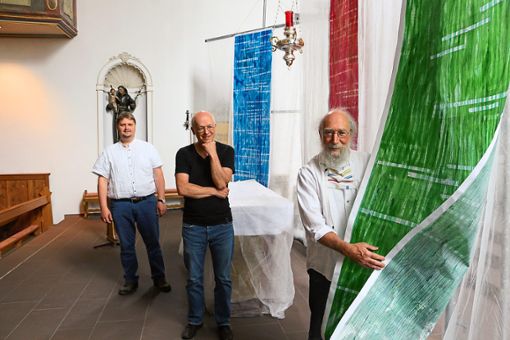 Markus Kreutz (von links), Matthias Eschbach und Axel Heil haben sich dazu entschieden, die Kunstinstallation in der Klosterkirche noch bis Mitte Juli für eine Besichtigung hängen zu lassen.Foto: Neß Foto: Schwarzwälder Bote